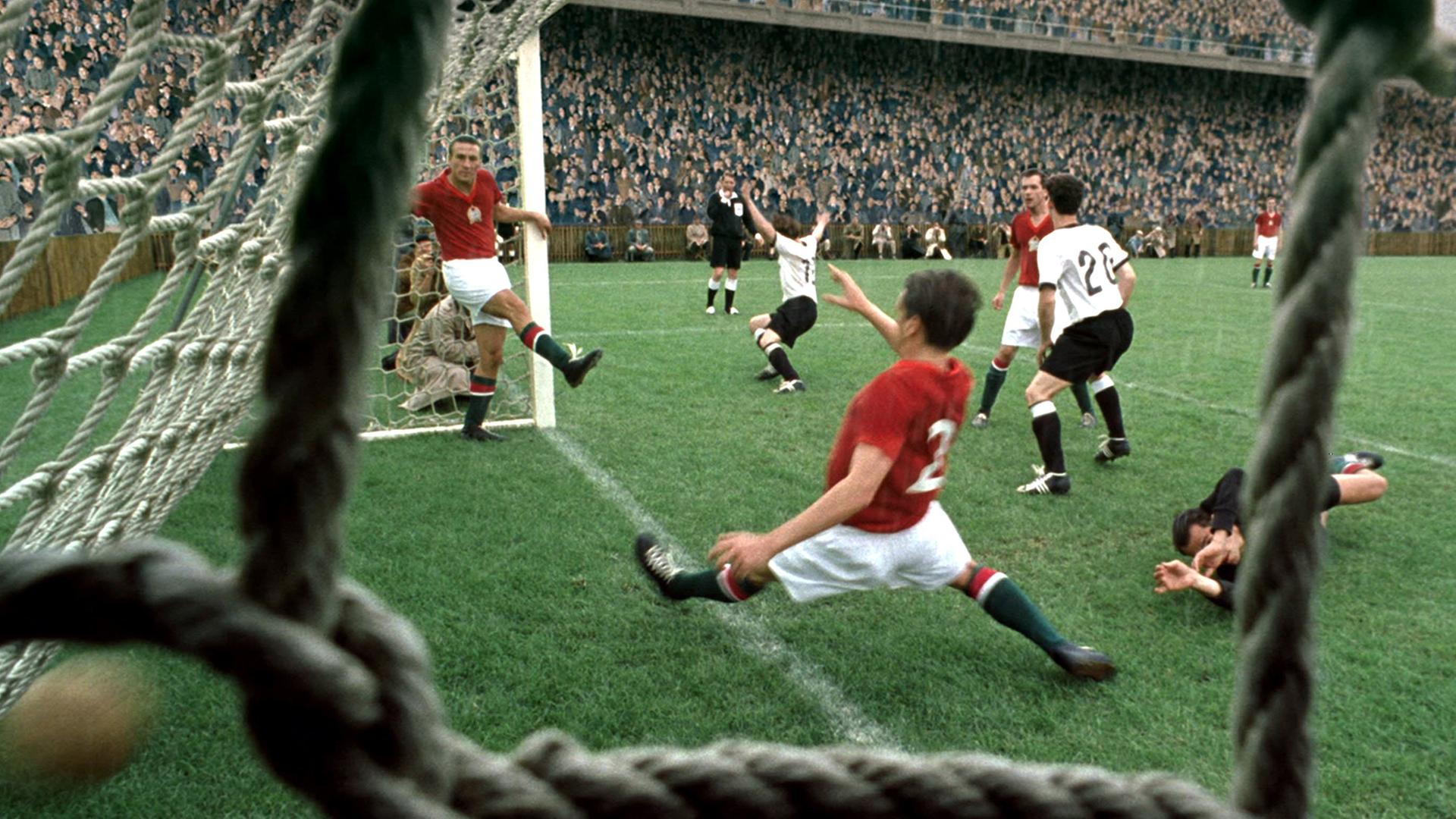 Die deutsche Fußball-Nationalmannschaft erzielt im neuen Kinofilm "Das Wunder von Bern" im WM-Finale am 4. Juli 1954 im Berner Wankdorfstadion einen Treffer (Szenenfoto). Im Mittelpunkt des Films steht der 11-jährige Matthias. Sein Idol ist der in der Nachbarschaft lebende Nationalspieler Helmut Rahn. Der Stürmer-Star ist für den Jungen auch Ersatz für den Vater, der in sowjetischer Kriegsgefangenschaft ist. Als dieser gebrochen heimkehrt, bringt er dem Sohn und dessen Freundschaft mit dem von allen nur "Boss" genannten Kicker kein Verständnis entgegen. Doch die Leidenschaft des Jungen für das Spiel auf dem Rasen bewirkt eine Wandlung des Vaters. Der überrascht Matthias schließlich damit, dass dieser das Endspiel auf besondere Weise erleben kann Die deutsche Fußball-Nationalmannschaft erzielt im neuen Kinofilm "Das Wunder von Bern" im WM-Finale am 4. Juli 1954 im Berner Wankdorfstadion einen Treffer (Szenenfoto). Im Mittelpunkt des Films steht der 11-jährige Matthias. Sein Idol ist der in der Nachbarschaft lebende Nationalspieler Helmut Rahn. Der Stürmer-Star ist für den Jungen auch Ersatz für den Vater, der in sowjetischer Kriegsgefangenschaft ist. Als dieser gebrochen heimkehrt, bringt er dem Sohn und dessen Freundschaft mit dem von allen nur "Boss" genannten Kicker kein Verständnis entgegen. Doch die Leidenschaft des Jungen für das Spiel auf dem Rasen bewirkt eine Wandlung des Vaters. Der überrascht Matthias schließlich damit, dass dieser das Endspiel auf besondere Weise erleben kann