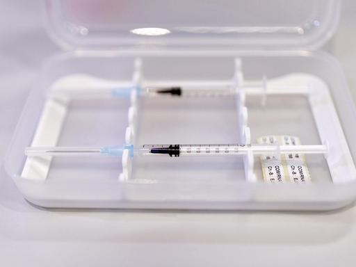 Eine Spritze liegt in einem Kölner Impfzentrum in einer Plastikschale bereit (Themenbild, Symbolbild)