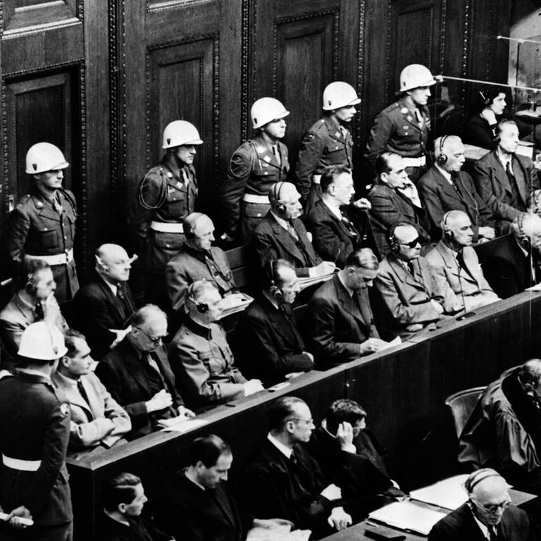 Blick auf die Anklagebank beim Kriegsverbrecherprozess in Nürnberg, 1946. 