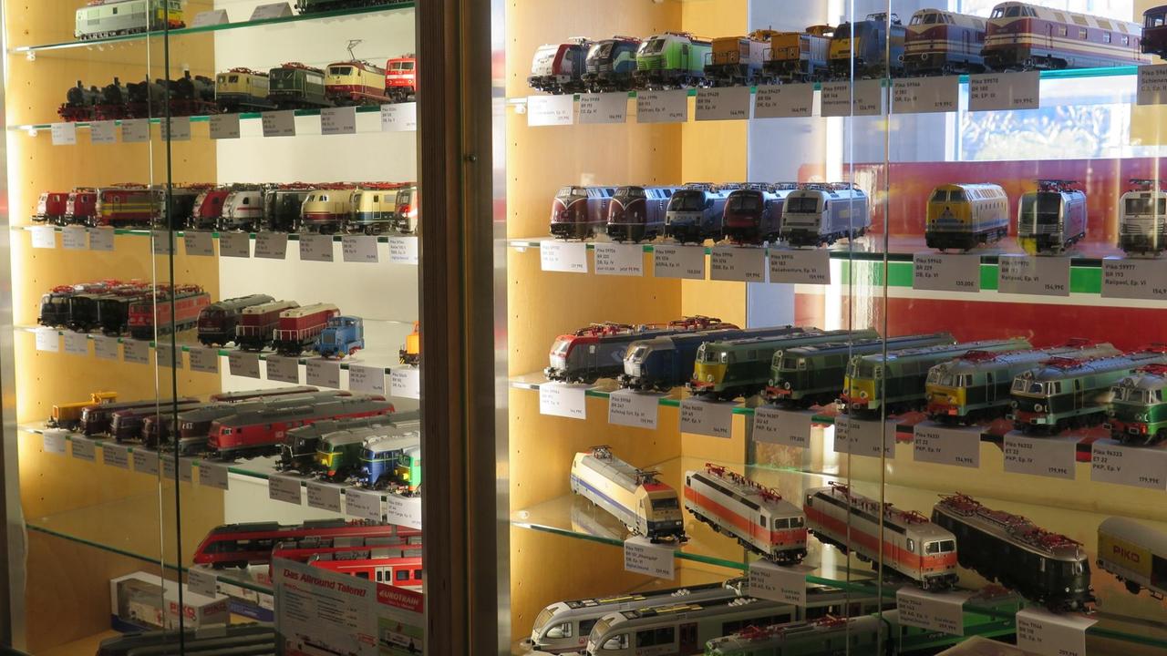 Etliche Loks stehen in einer Vitrine im Laden von Herrn Weidemann. Etliche Loks stehen in einer Vitrine im Laden von Herrn Weidemann.
