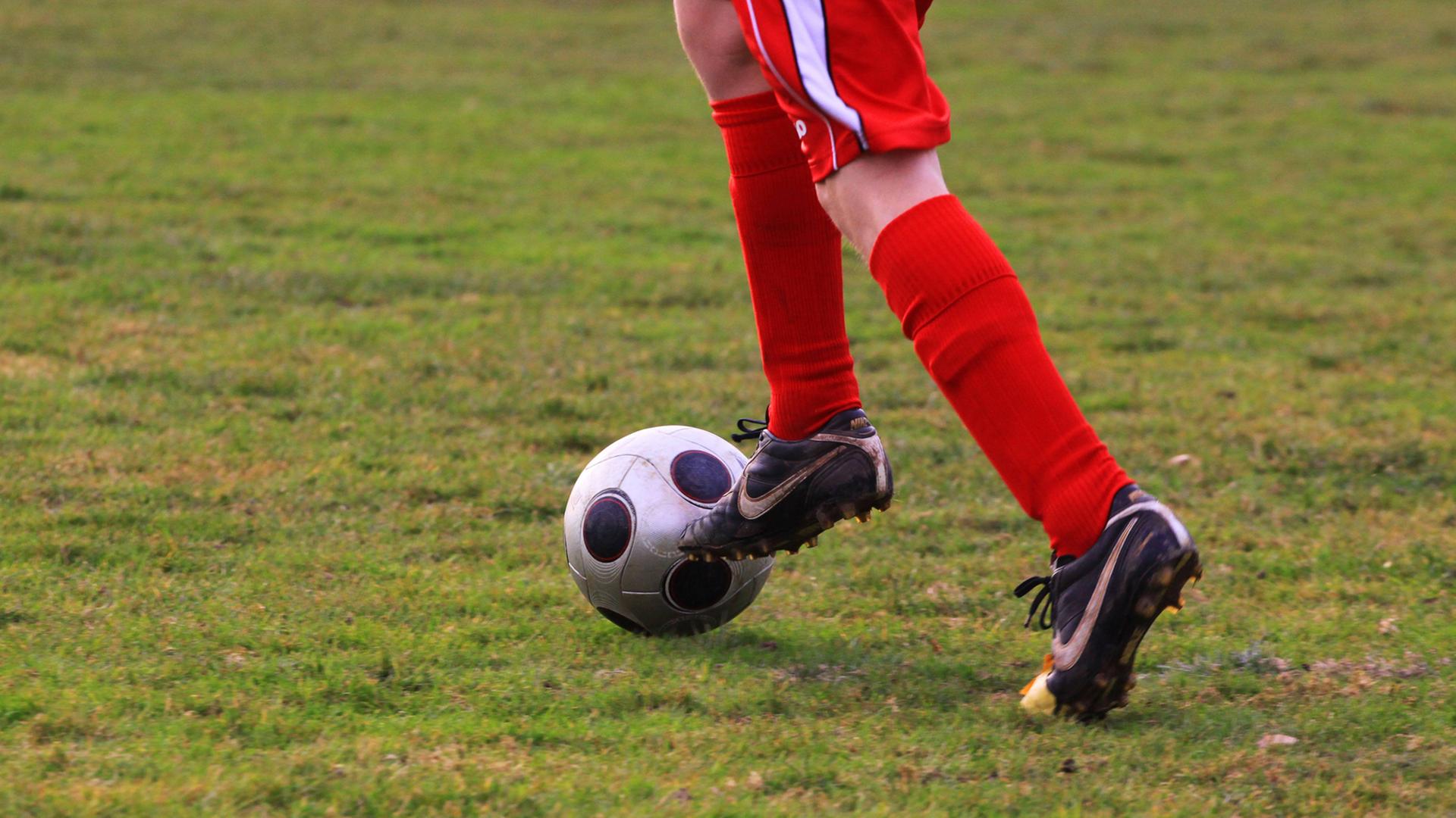 Ein junger Mensch spielt Fußball. Ein junger Mensch spielt Fußball.