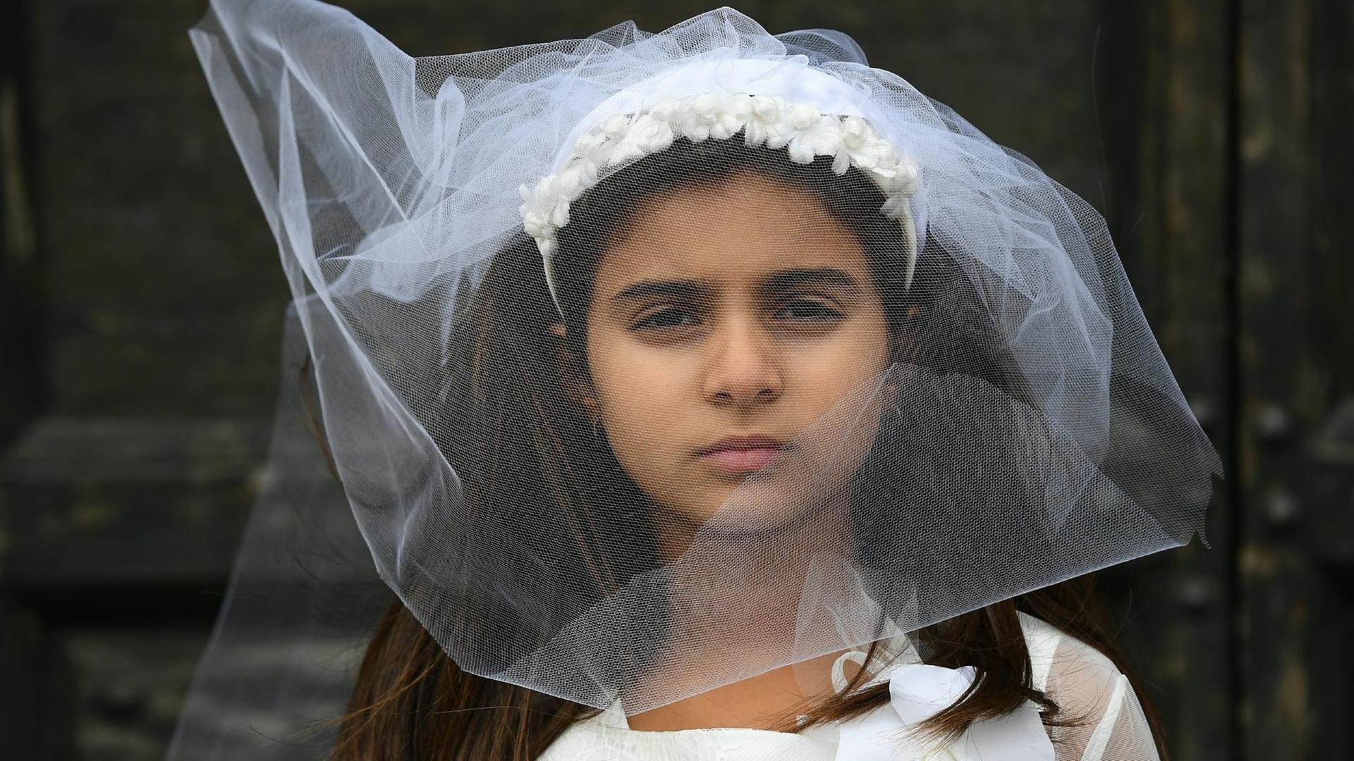 Eine junge Schauspielerin spielt bei einer Veranstaltung von Amnesty International in Rom die kleine Giorgia (10 Jahre), die dazu gezwungen wurde, Paolo (47) zu heiraten.