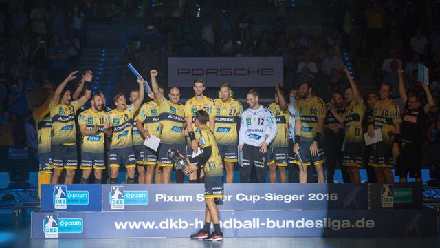 Handball: DHB-Supercup, Rhein-Neckar Löwen - SC Magdeburg am 31.08.2016 in der Porsche-Arena in Stuttgart (Baden-Württemberg). Die Mannschaft der Rhein-Neckar Löwen feiert den Sieg im DHB-Supercup.