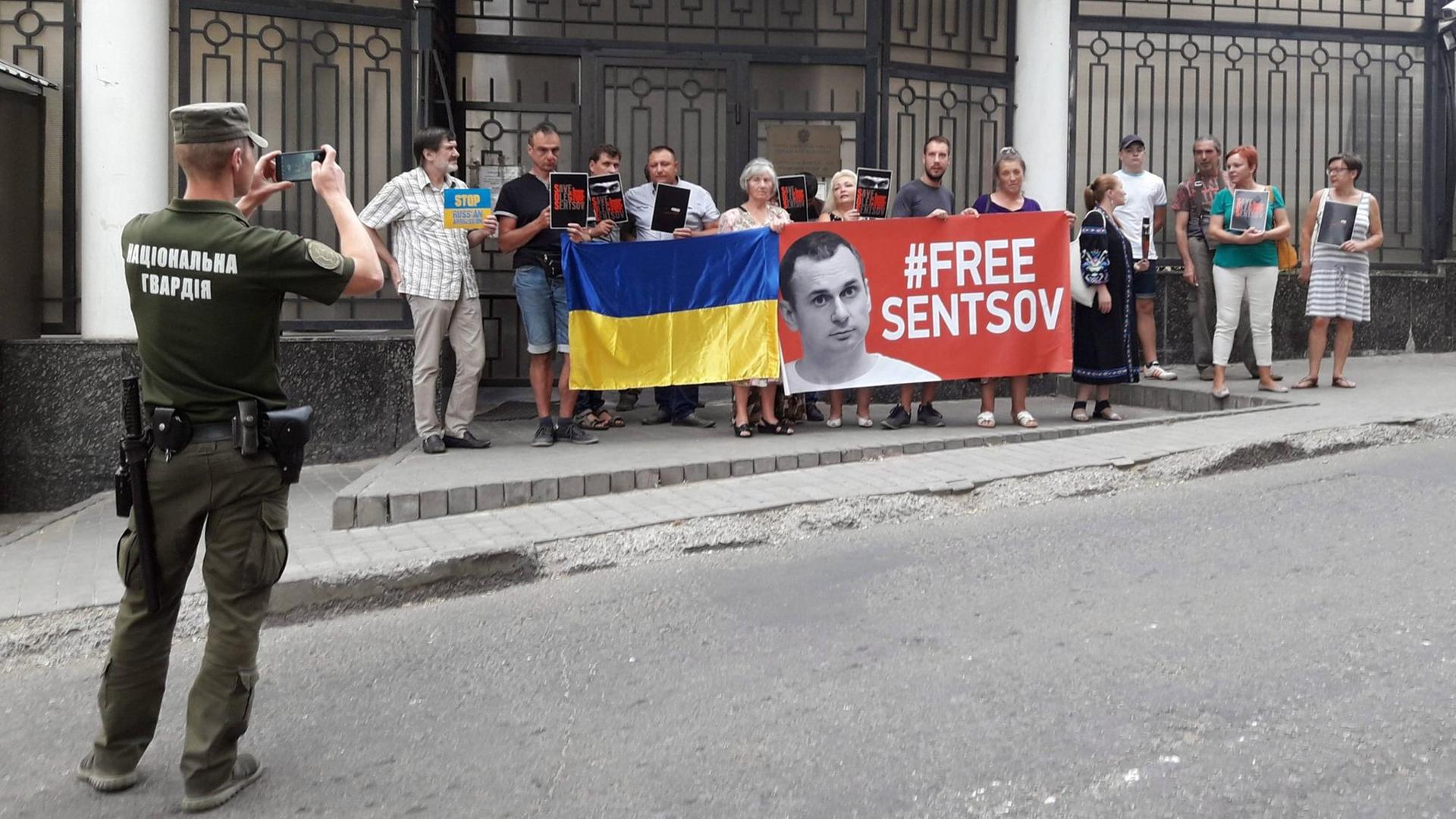 Demonstration in Odessa für den in Russland inhaftierten ukrainischen Filmregisseur Oleg Senzow Demonstration in Odessa für den in Russland inhaftierten ukrainischen Filmregisseur Oleg Senzow