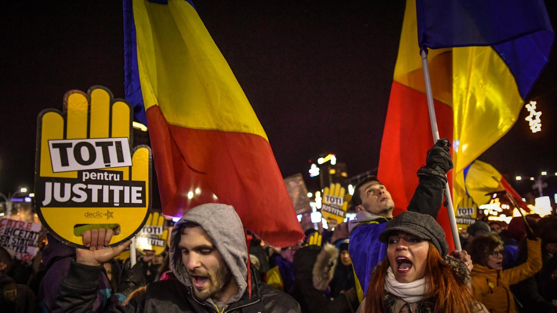 Menschen protestieren in der rumänischen Hauptstadt mit Fahnen in den Landesfarben und mit Slogans gegen die geplante Justizreform Menschen protestieren in der rumänischen Hauptstadt mit Fahnen in den Landesfarben und mit Slogans gegen die geplante Justizreform