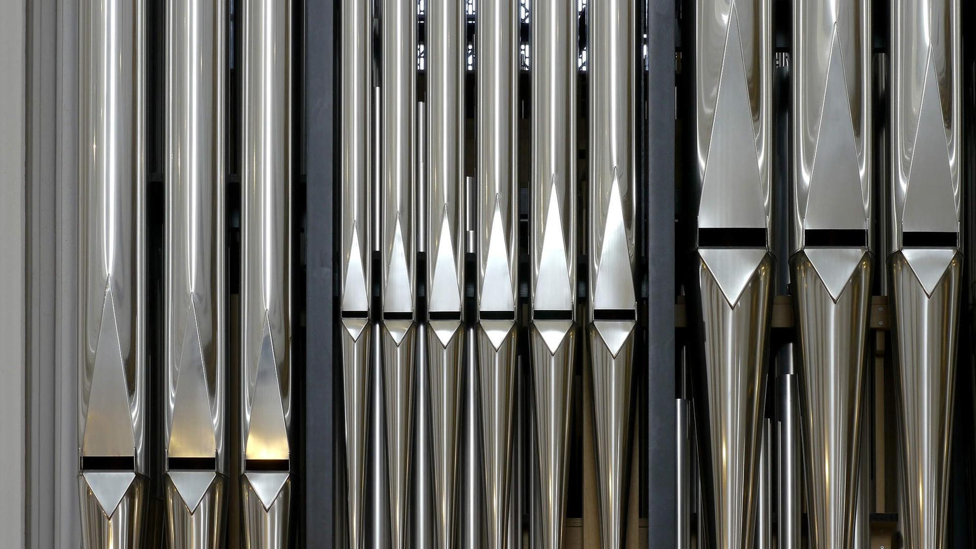 Silberfarbene Pfeifen einer Chor-Orgel