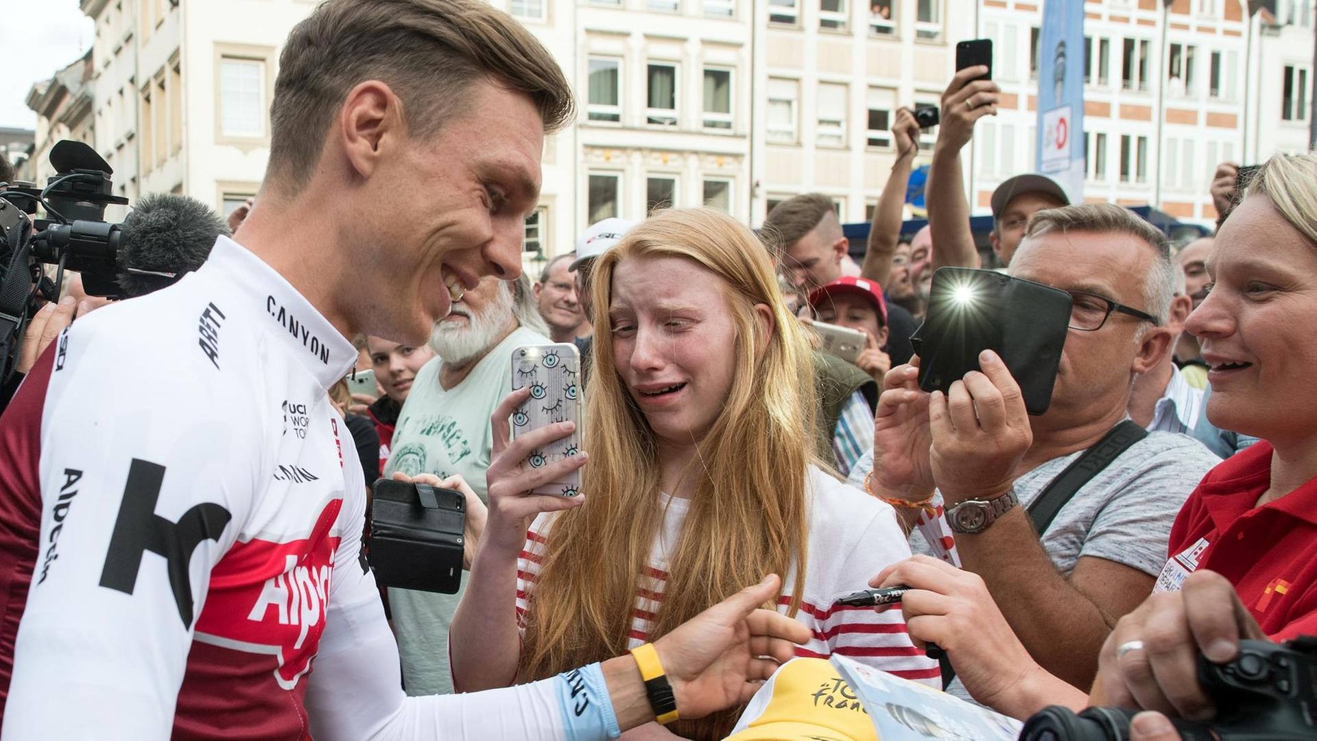 Der deutsche Radfahrer Tony Martin gibt während der Tour de France Team-Vorstellung von Katuscha Alpecin in Düsseldorf Autogramm