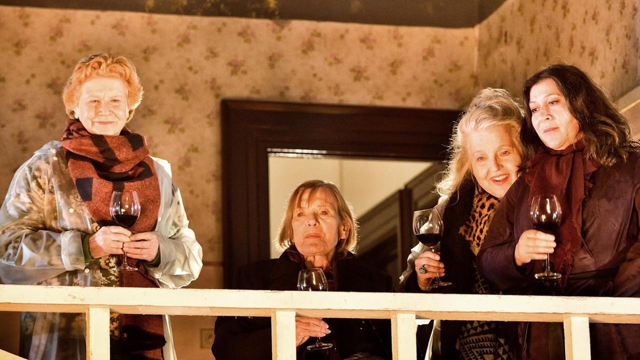 Isolde (Irm Hermann), Margarethe (Margit Carstensen) und Catharina (Hanna Schygulla) freuen sich gemeinsam mit Klara (Eva Mattes) an ihrem nächtlichen Feuerritual. Im Bodensee-Tatort "Wofür es sich zu leben lohnt". Isolde (Irm Hermann), Margarethe (Margit Carstensen) und Catharina (Hanna Schygulla) freuen sich gemeinsam mit Klara (Eva Mattes) an ihrem nächtlichen Feuerritual. Im Bodensee-Tatort "Wofür es sich zu leben lohnt".