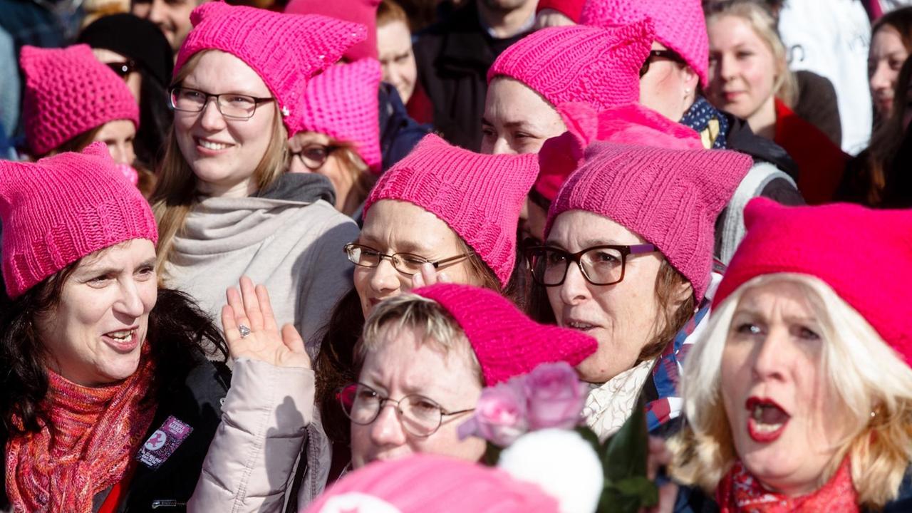 Frauen tragen am 11.03.20217 in Lübeck (Schleswig-Holstein) auf einem Women's March für Frauen- und Menschenrechte rosa Strickmützen, Pussy Hats, die zuerst von amerikanischen Frauen als Zeichen des Protests gegen das Frauenbild des amerikanischen Präsidenten Donald Trump eingesetzt wurden. Frauen tragen am 11.03.20217 in Lübeck (Schleswig-Holstein) auf einem Women's March für Frauen- und Menschenrechte rosa Strickmützen, Pussy Hats, die zuerst von amerikanischen Frauen als Zeichen des Protests gegen das Frauenbild des amerikanischen Präsidenten Donald Trump eingesetzt wurden.