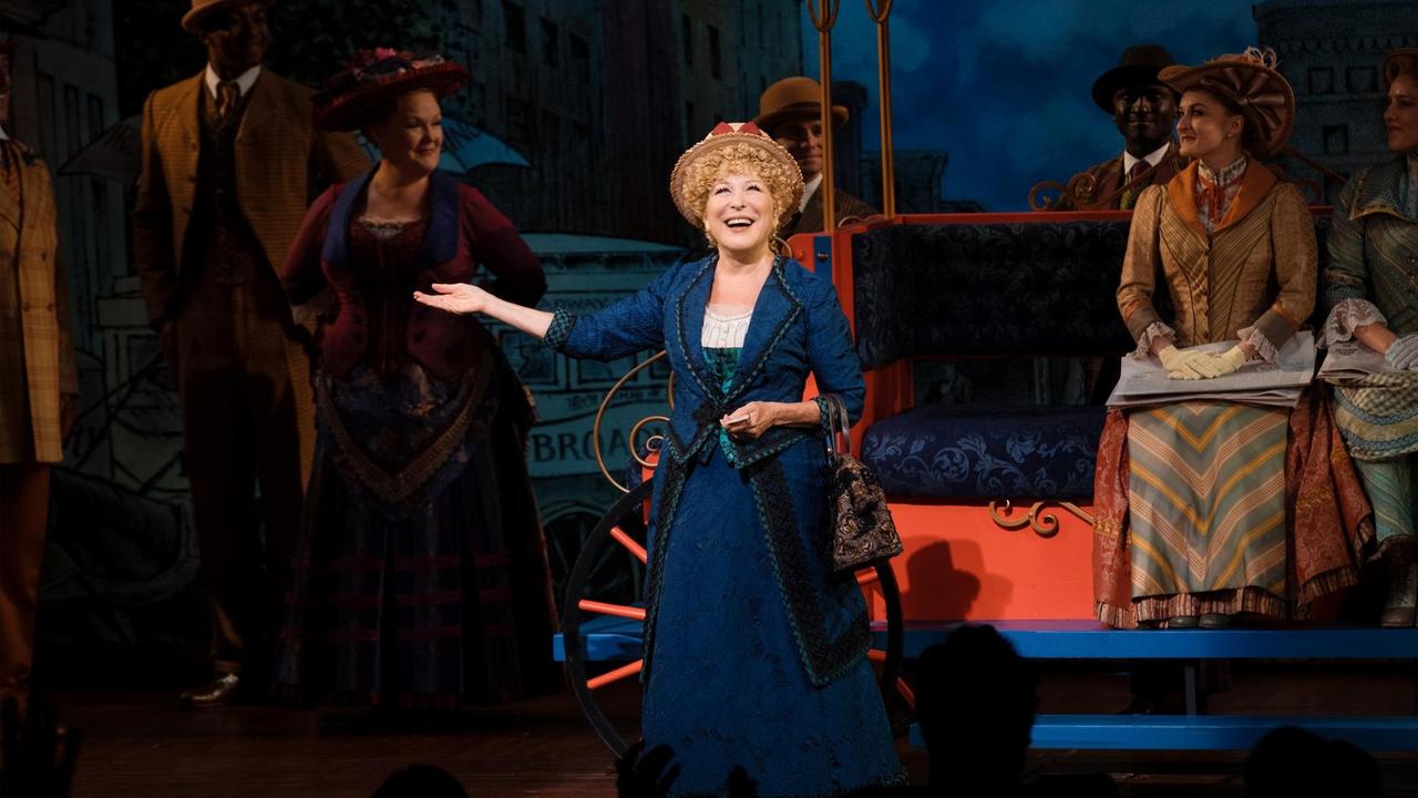Bette Midler am Broadway in "Hello, Dolly!" 2018 in New York City. Bette Midler am Broadway in "Hello, Dolly!" 2018 in New York City.