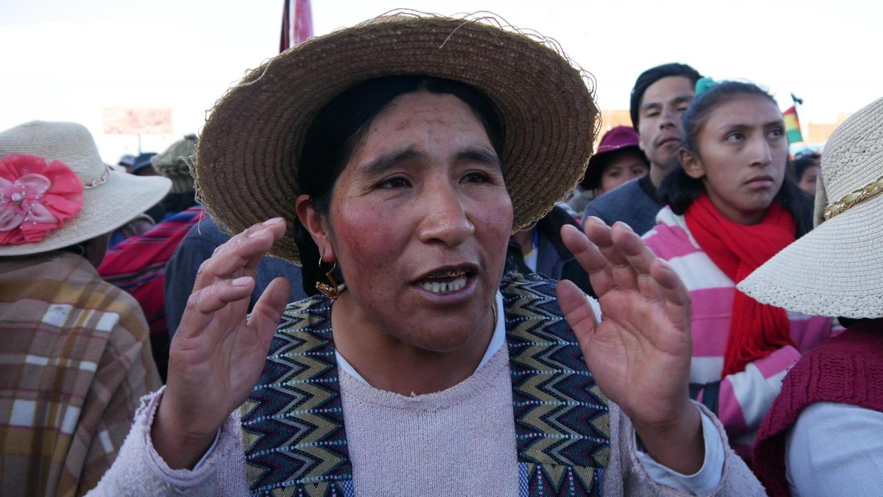 Juana Aduviri Pasqui fordert Gerechtigkeit für die Toten. Juana Aduviri Pasqui fordert Gerechtigkeit für die Toten.