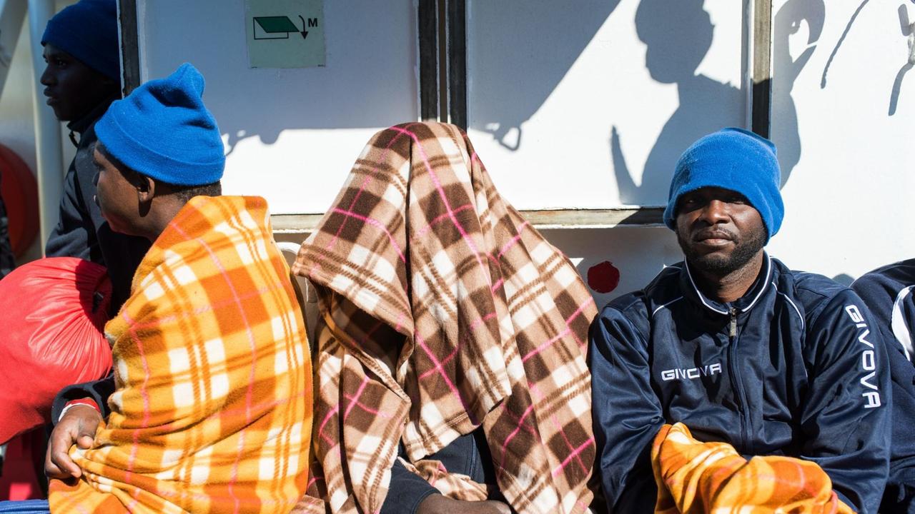 Das Foto zeigt aus Seenot gerettete Migranten an Bord der "MS Aquarius" von SOS Mediterranee und Ärzte ohne Grenzen.