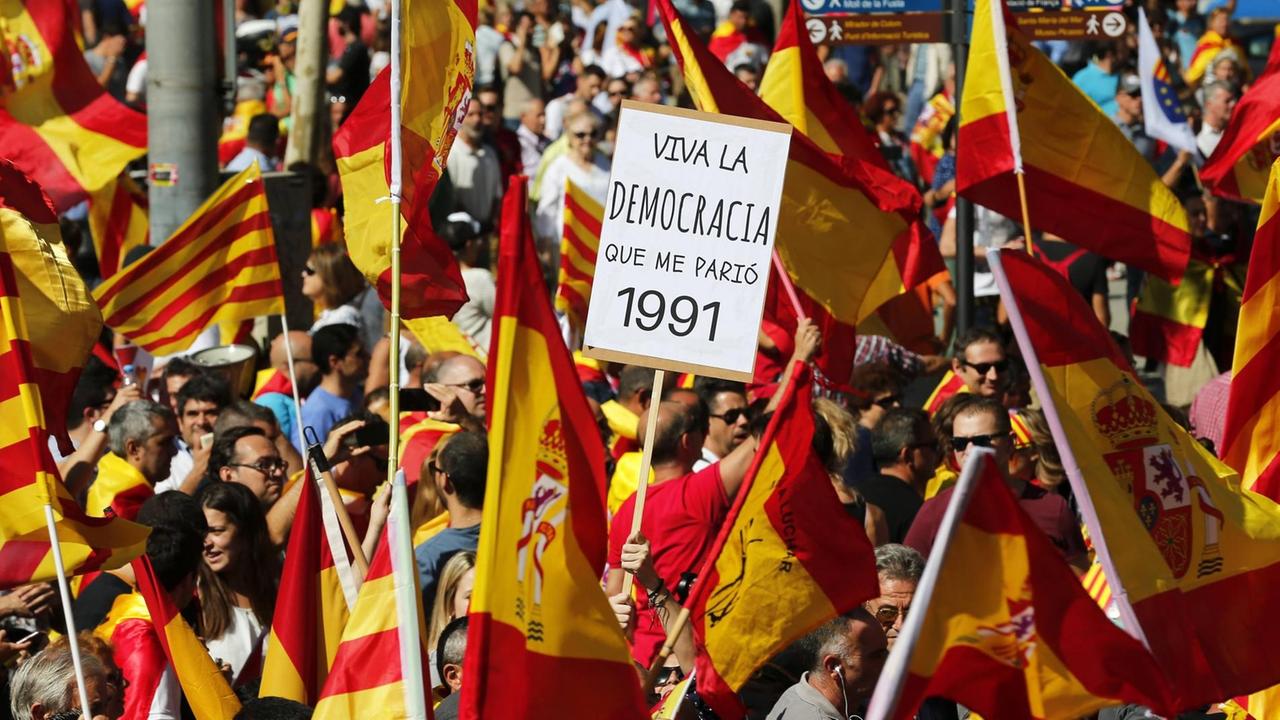 Demonstranten mit spanischen Flaggen auf den Straßen Barcelonas