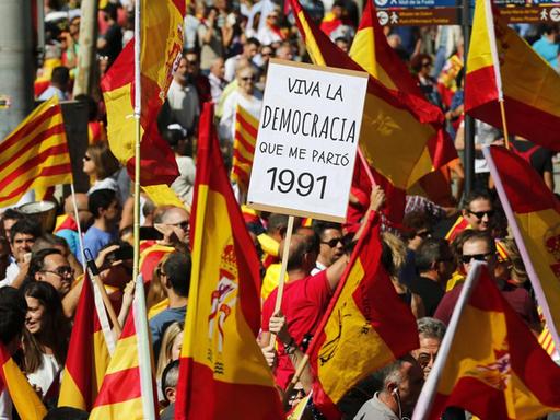 Demonstranten mit spanischen Flaggen auf den Straßen Barcelonas