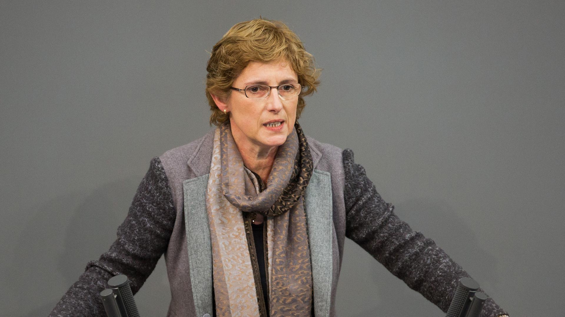 Britta Haßelmann, parlamentarische Geschäftsführerin der Grünen, spricht bei der konstituierenden Sitzung des Bundestags im Reichstagsgebäude in Berlin.