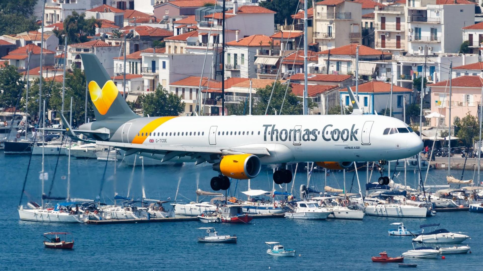 Ein Airbus von Thomas Cook im Anflug auf dem Flughafen Skiathos in Griechenland. Ein Airbus von Thomas Cook im Anflug auf dem Flughafen Skiathos in Griechenland.