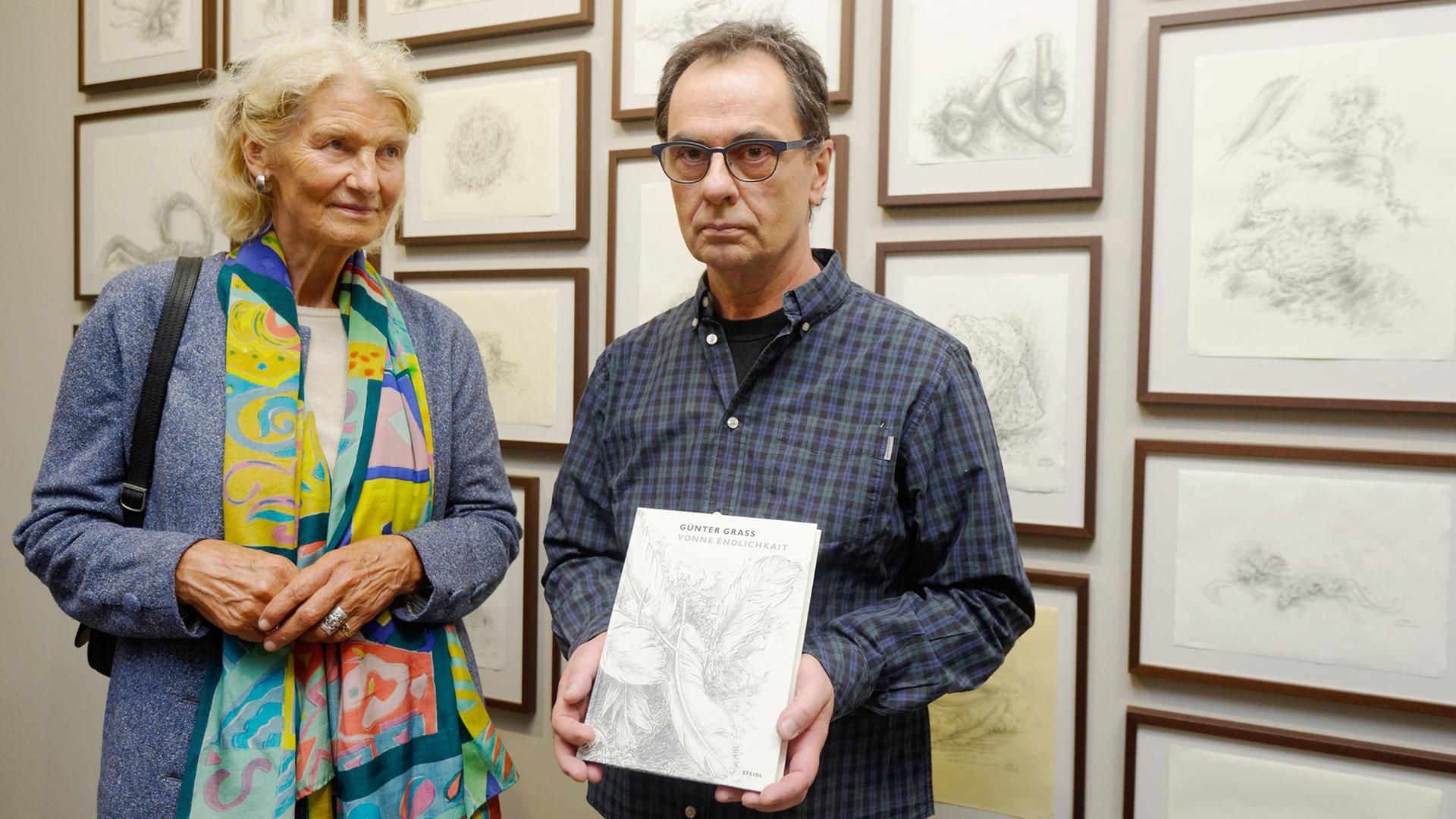 Verleger Gerhard Steidl und Ute Grass, die Witwe von Günter Grass, präsentieren im Günter-Grass-Archiv in Göttingen das letzte Buch "Vonne Endlichkait" von Günter Grass. Verleger Gerhard Steidl und Ute Grass, die Witwe von Günter Grass, präsentieren im Günter-Grass-Archiv in Göttingen das letzte Buch "Vonne Endlichkait" von Günter Grass.