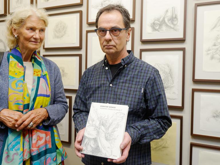 Verleger Gerhard Steidl und Ute Grass, die Witwe von Günter Grass, präsentieren im Günter-Grass-Archiv in Göttingen das letzte Buch "Vonne Endlichkait" von Günter Grass.