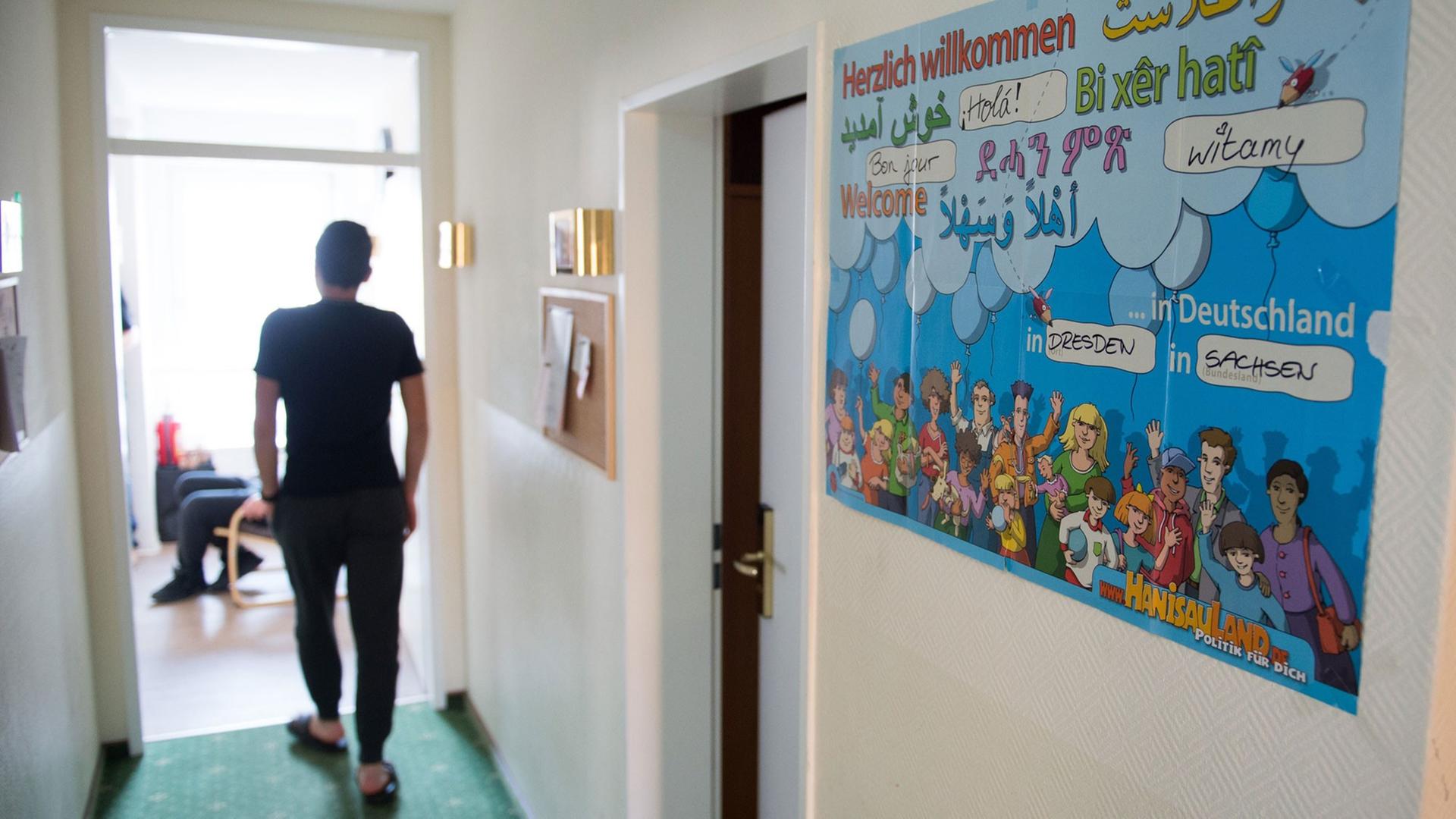 Ein Bewohner einer Einrichtung für unbegleitete minderjährige Flüchtlinge steht am 14.11.2016 in Dresden (Sachsen) am Eingang eines Aufenthaltsraums. Am gleichen Tag besuchte Sachsens Sozialministerin die Einrichtung in der Sächsischen Landeshauptstadt. Ein Bewohner einer Einrichtung für unbegleitete minderjährige Flüchtlinge steht am 14.11.2016 in Dresden (Sachsen) am Eingang eines Aufenthaltsraums. Am gleichen Tag besuchte Sachsens Sozialministerin die Einrichtung in der Sächsischen Landeshauptstadt.