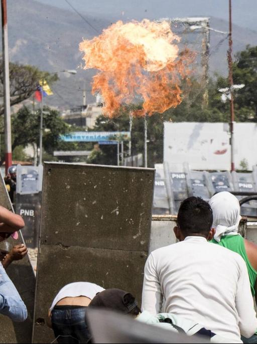 Demonstranten schmeißen Steine an der Francisco de Paula Santander-Brücke, die an der Grenze zwischen Venezuela und Kolumbien