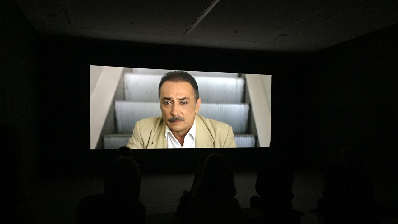 Schauspieler Vassilis Koukalani, aufgenommen aus der Box im Museum für zeitgenössische Kunst (EMST) in Athen auf der documenta 14 Schauspieler Vassilis Koukalani, aufgenommen aus der Box im Museum für zeitgenössische Kunst (EMST) in Athen auf der documenta 14