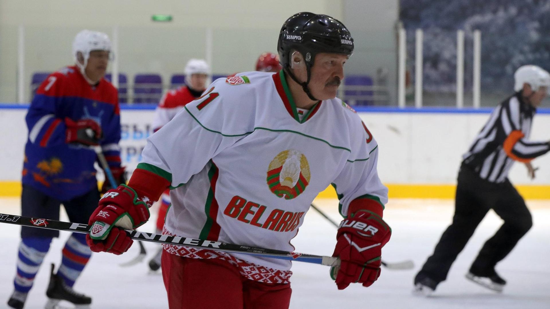Der belarussische Präsident Alexander Lukaschenko spielt am 7. Februar 2020 bei einem Freundschafts-Eishockeyspiel in Krasnaya Polyana (Russland) mit.