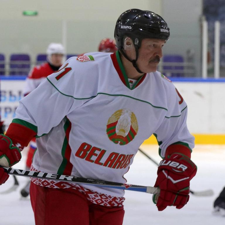 Der belarussische Präsident Alexander Lukaschenko spielt am 7. Februar 2020 bei einem Freundschafts-Eishockeyspiel in Krasnaya Polyana (Russland) mit.