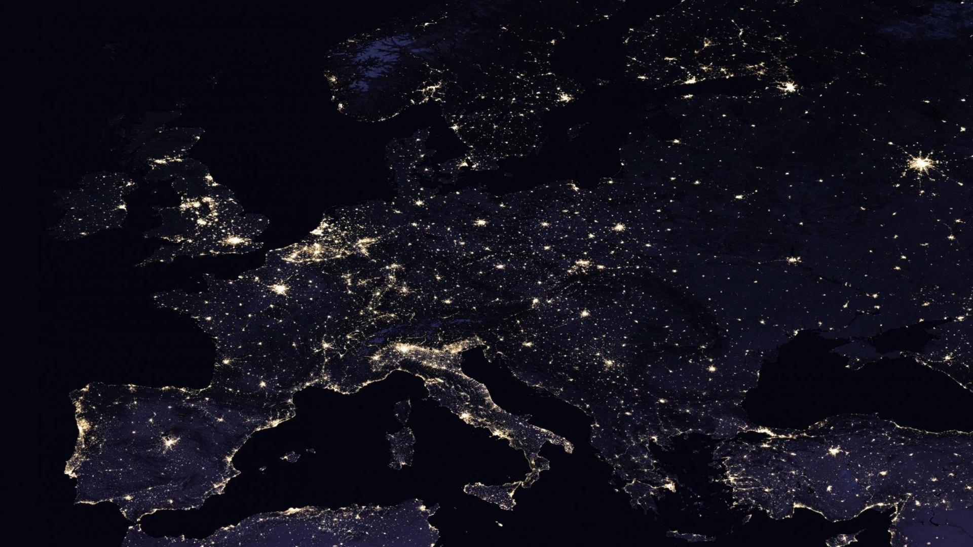 Eine Satellitenaufnahme von Europa bei Nacht - deutlich zu erkennen sind die hell erleuchteten Großstädte, die eine Art Lichtpunkte-Netzwerk bilden. Eine Satellitenaufnahme von Europa bei Nacht - deutlich zu erkennen sind die hell erleuchteten Großstädte, die eine Art Lichtpunkte-Netzwerk bilden.