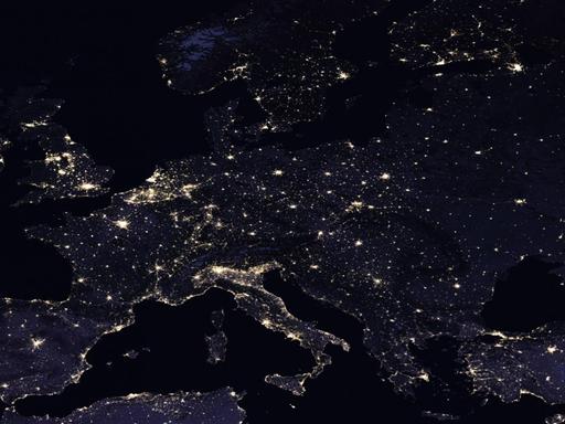 Eine Satellitenaufnahme von Europa bei Nacht - deutlich zu erkennen sind die hell erleuchteten Großstädte, die eine Art Lichtpunkte-Netzwerk bilden.