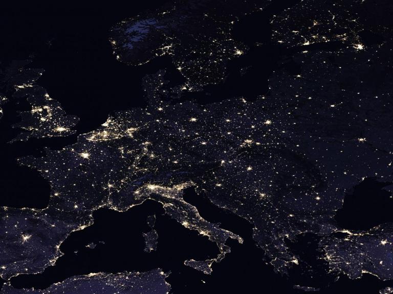 Eine Satellitenaufnahme von Europa bei Nacht - deutlich zu erkennen sind die hell erleuchteten Großstädte, die eine Art Lichtpunkte-Netzwerk bilden.