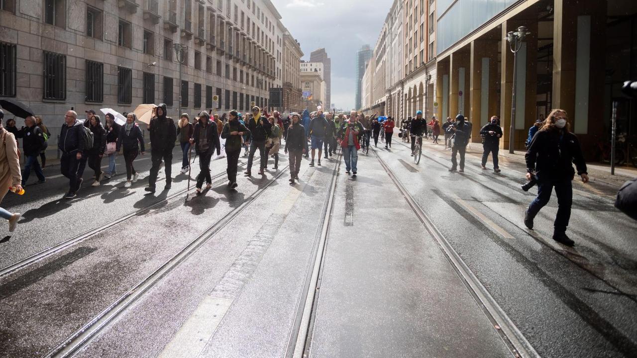 Teilnehmer einer Demonstration gegen die Corona-Maßnahmen laufen auf der Leipziger Straße. Teilnehmer einer Demonstration gegen die Corona-Maßnahmen laufen auf der Leipziger Straße.
