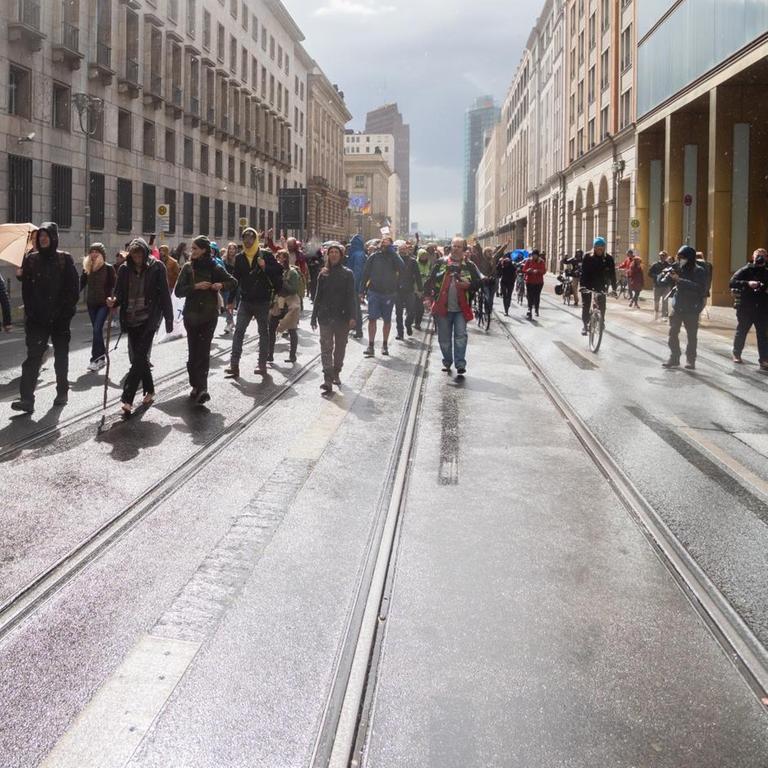 Teilnehmer einer Demonstration gegen die Corona-Maßnahmen laufen auf der Leipziger Straße.