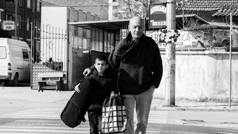 Sliven 2015 Georgi Kalaidjiev begleitet Hristo vom Unterrichtsraum von "Musik statt Strasse" nach Nadeshda. Foto: Rolf K. Wegst Sliven 2015 Georgi Kalaidjiev begleitet Hristo vom Unterrichtsraum von "Musik statt Strasse" nach Nadeshda. Foto: Rolf K. Wegst