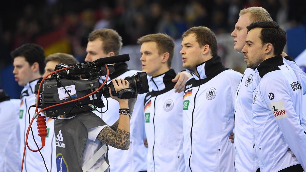 Handball WM Männer: Weißrussland - Deutschland, Vorrunde, Gruppe C, 4. Spieltag am 18.01.2017 in Rouen, Frankreich. Eine Kamerafrau filmt das deutsche Team während der Nationalhymne. beIN Sports besitzt die internationalen Übertragungsrechte für die Weltmeisterschaften von 2015 bis 2017. Weder ARD und ZDF noch andere deutsche Sender hatten sich mit beIN Sports vor der WM einigen können, weshalb Spiele von dem Turnier in Deutschland nur im Internet-Stream des Sponsors DKB zu sehen sind. Handball WM Männer: Weißrussland - Deutschland, Vorrunde, Gruppe C, 4. Spieltag am 18.01.2017 in Rouen, Frankreich. Eine Kamerafrau filmt das deutsche Team während der Nationalhymne. beIN Sports besitzt die internationalen Übertragungsrechte für die Weltmeisterschaften von 2015 bis 2017. Weder ARD und ZDF noch andere deutsche Sender hatten sich mit beIN Sports vor der WM einigen können, weshalb Spiele von dem Turnier in Deutschland nur im Internet-Stream des Sponsors DKB zu sehen sind.