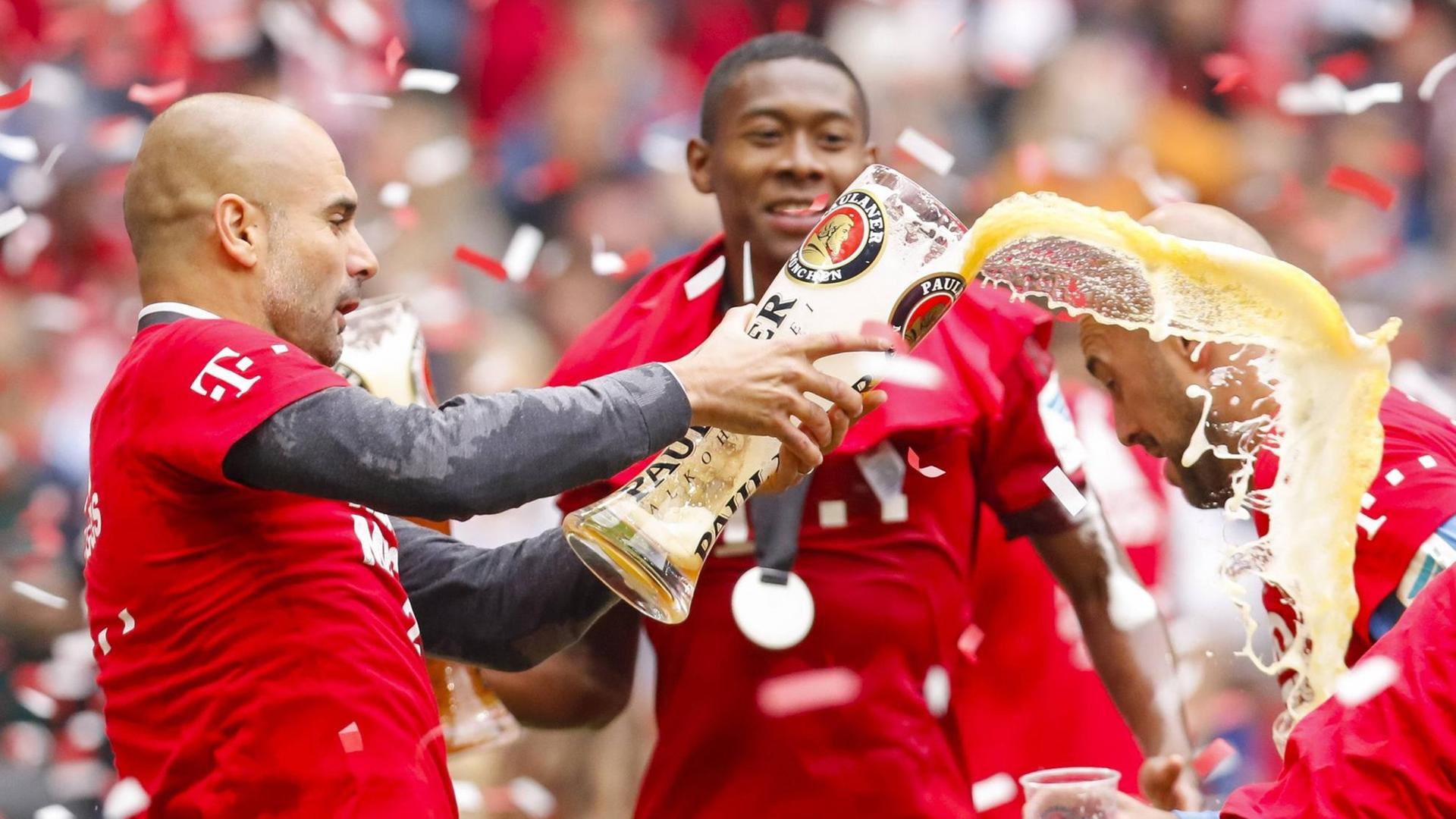 Der FC Bayern feiert die Meisterschaft mit Bierdusche. Der FC Bayern feiert die Meisterschaft mit Bierdusche.