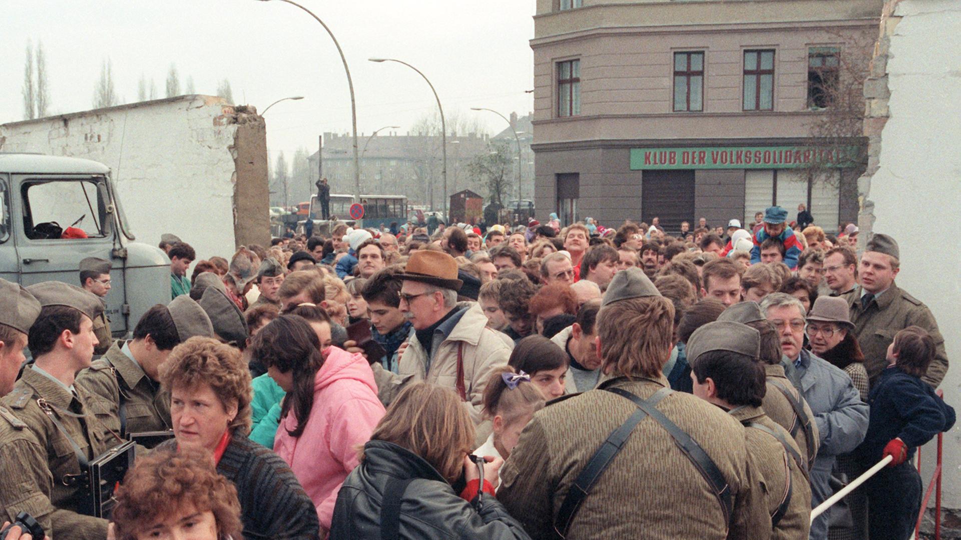 Nach der Öffnung der Grenzen der DDR zur BRD und Westberlin am 9. November 1989 werden überall auch provisorische Übergangsstellen eingerichtet. Auch in der Ebertstraße strömen Tausende nach erfolgtem Mauerdurchbruch in den Westen. Nach der Öffnung der Grenzen der DDR zur BRD und Westberlin am 9. November 1989 werden überall auch provisorische Übergangsstellen eingerichtet. Auch in der Ebertstraße strömen Tausende nach erfolgtem Mauerdurchbruch in den Westen.