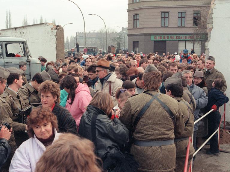 Nach der Öffnung der Grenzen der DDR zur BRD und Westberlin am 9. November 1989 werden überall auch provisorische Übergangsstellen eingerichtet. Auch in der Ebertstraße strömen Tausende nach erfolgtem Mauerdurchbruch in den Westen.