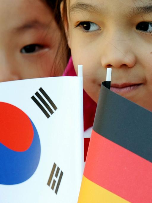 Südkoreanische Kinder mit Papierfahnen warten am 9.5.2011 im Schloss Bellevue in Berlin auf den südkoreanischen Präsidenten Lee Myung Bak und seine Frau Kim Yoon-ok.