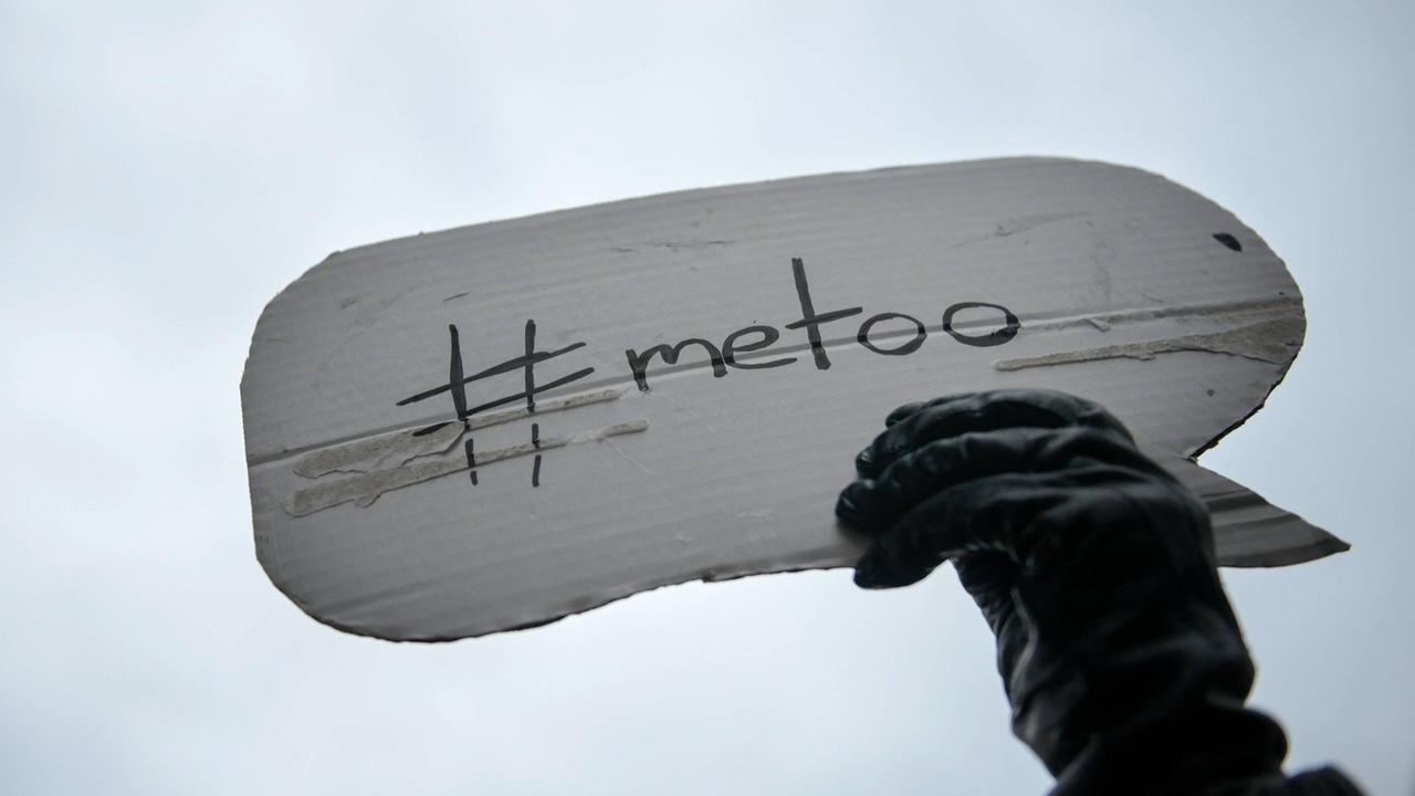MeToo-Demonstration gegen sexualisierte Gewalt und sexistische Übergriffe am 28.10.2017 in Berlin Neukölln