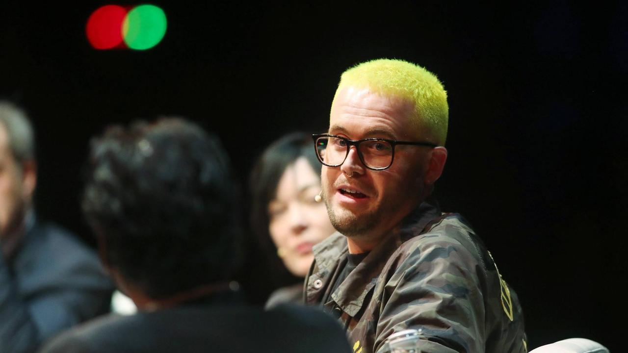 Cambridge Analytica-Whistleblower Chris Wylie am 16. April 2019 bei einer Panel-Diskussion der Simon Fraser University am Queen Elizabeth Theatre in Vancouver Cambridge Analytica-Whistleblower Chris Wylie am 16. April 2019 bei einer Panel-Diskussion der Simon Fraser University am Queen Elizabeth Theatre in Vancouver