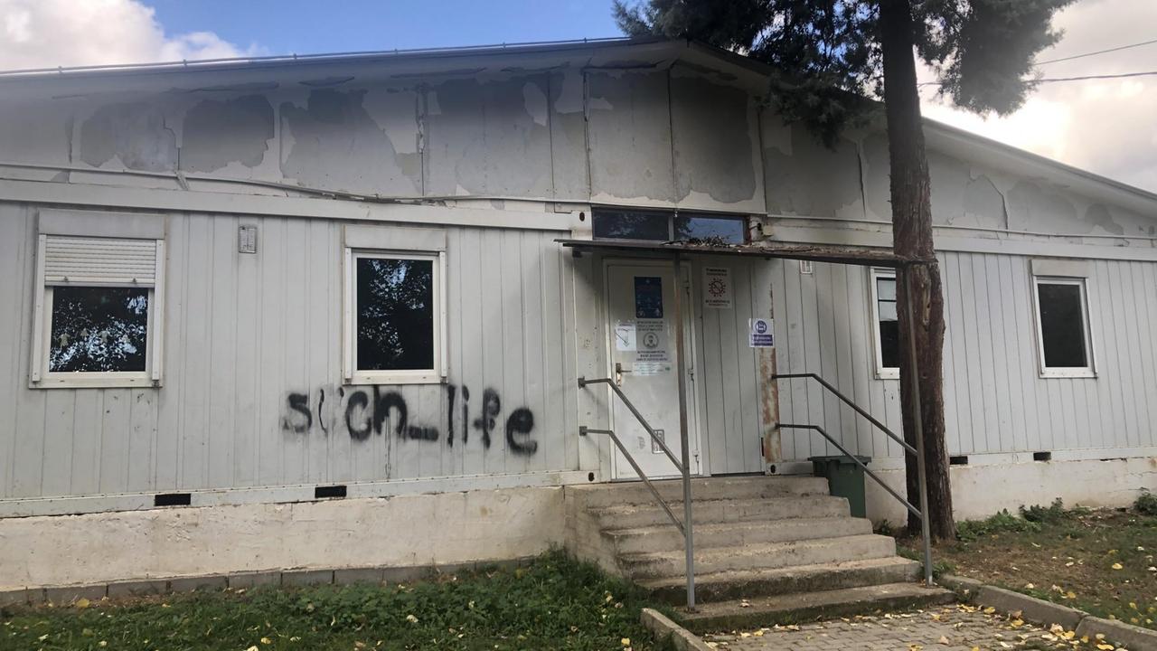 "Such life" steht an der Schule in Dorf Neproschteno, in der ethnische Mazedonier unterrichtet werden "Such life" steht an der Schule in Dorf Neproschteno, in der ethnische Mazedonier unterrichtet werden