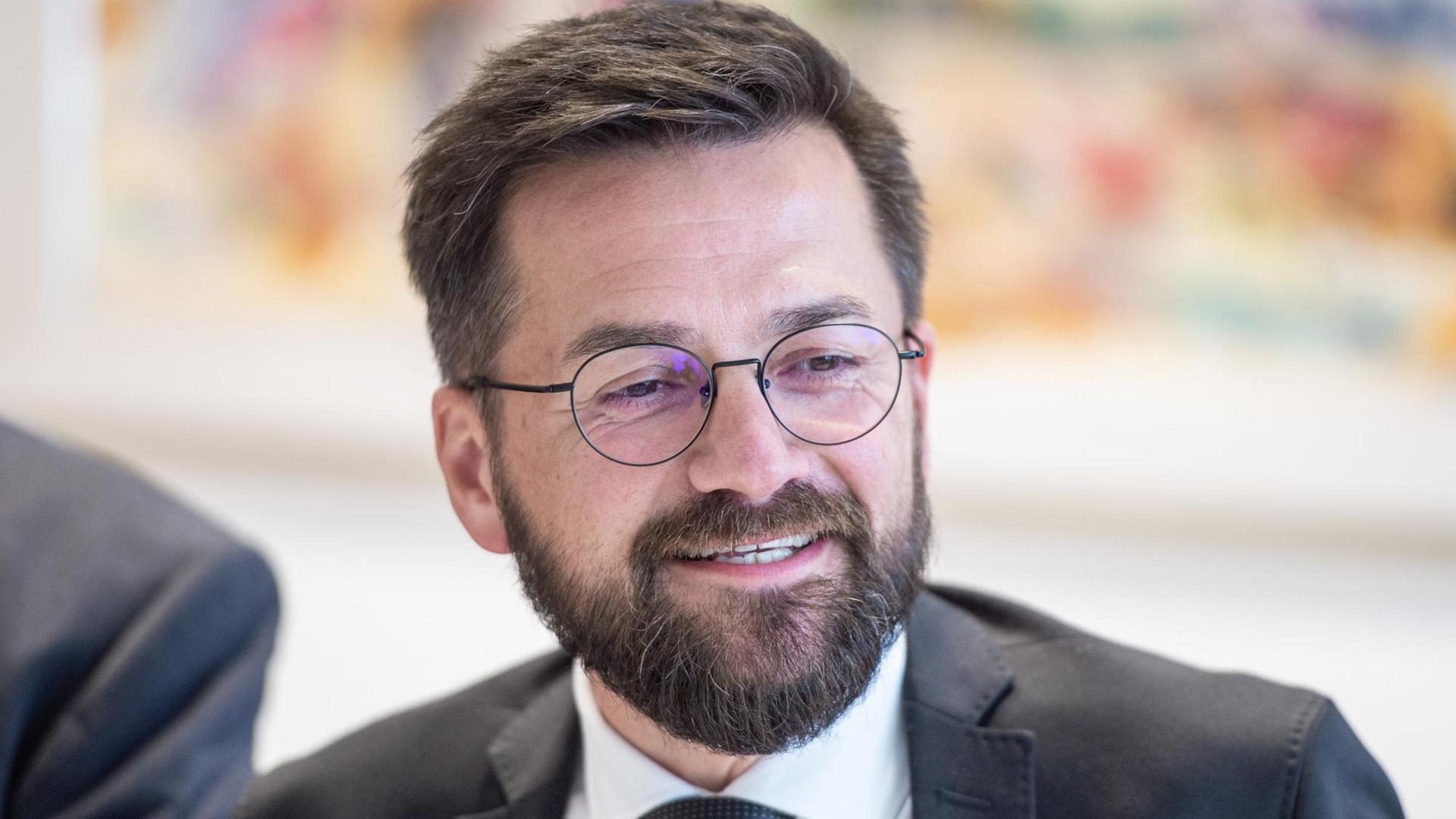 31.08.2018, Nordrhein-Westfalen, Düsseldorf: Thomas Kutschaty, Fraktionsvorsitzender der SPD in Nordrhein-Westfalen, äußert sich bei einer Pressekonferenz zu aktuellen politischen Themen. Foto: Christophe Gateau/dpa | Verwendung weltweit 31.08.2018, Nordrhein-Westfalen, Düsseldorf: Thomas Kutschaty, Fraktionsvorsitzender der SPD in Nordrhein-Westfalen, äußert sich bei einer Pressekonferenz zu aktuellen politischen Themen. Foto: Christophe Gateau/dpa | Verwendung weltweit