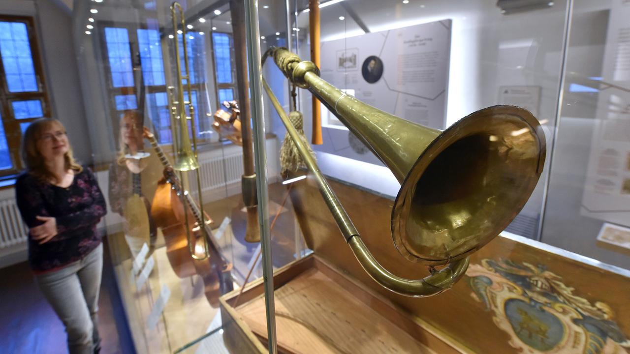 Die Direktorin des Heinrich-Schütz-Hauses, Henrike Rucker, in der Ausstellung des Museums in Weißenfels vor einer Vitrine mit historischen Instrumenten Die Direktorin des Heinrich-Schütz-Hauses, Henrike Rucker, in der Ausstellung des Museums in Weißenfels vor einer Vitrine mit historischen Instrumenten