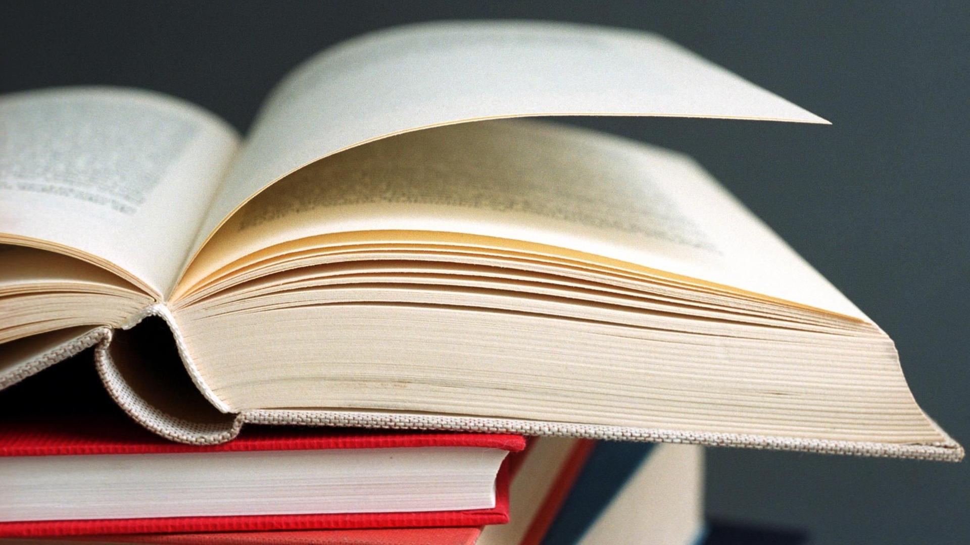 Bücher auf einem Bücherstapel. Bücher auf einem Bücherstapel.