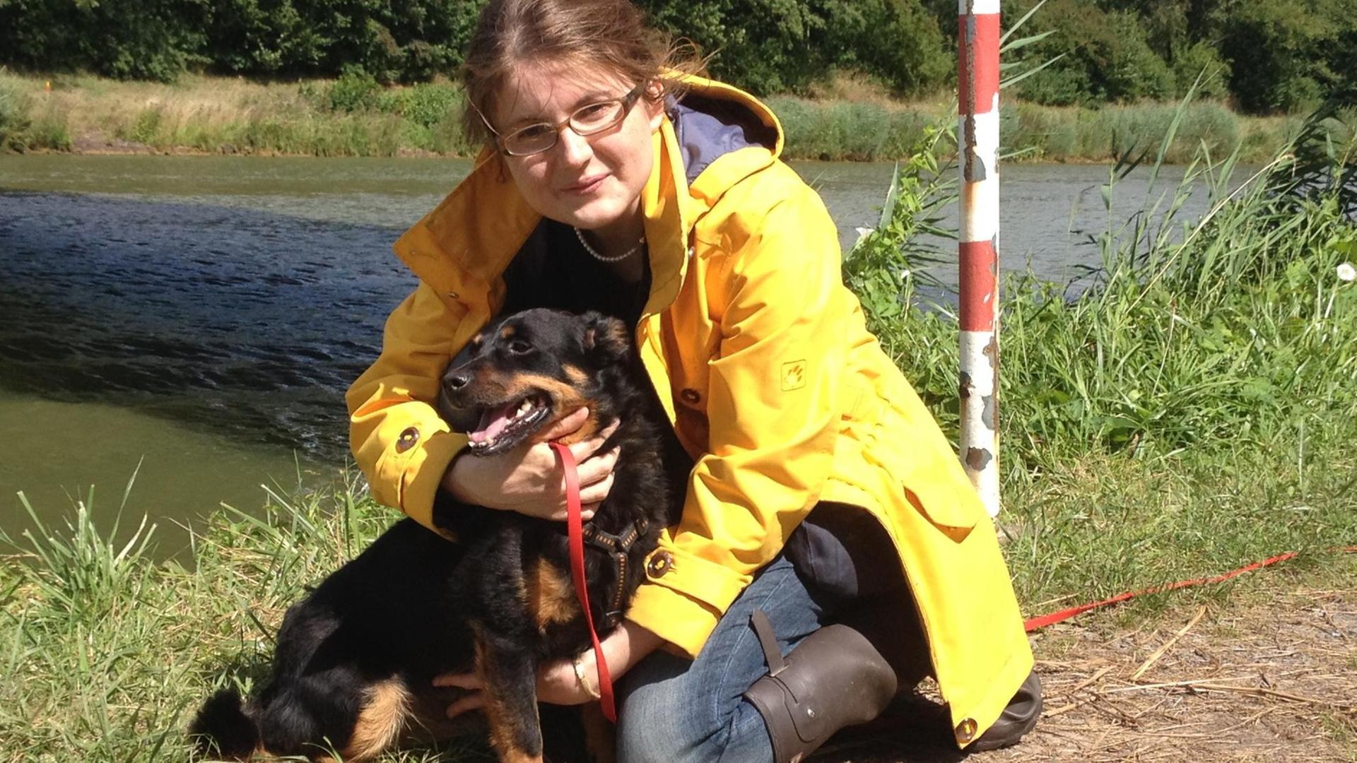 Die junge Pfarrerin Katrin Berger mit ihrem Hund Perla Die junge Pfarrerin Katrin Berger mit ihrem Hund Perla