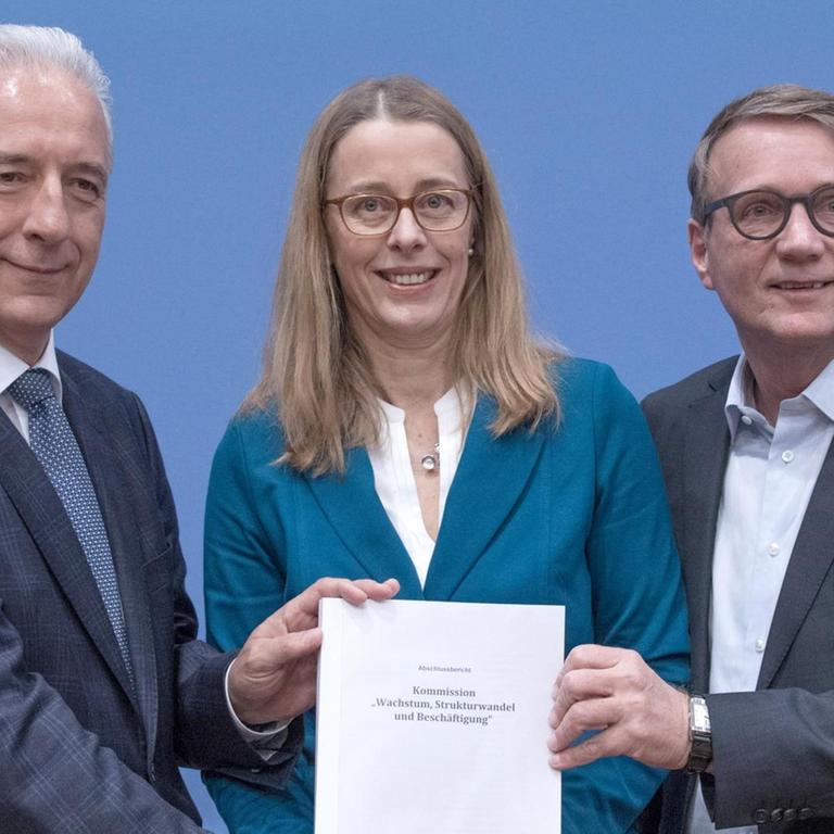 Das Foto zeigt den Vorstand der Kohlekommission, bestehend aus Stanislaw Tillich (l-r, CDU), Barbara Praetorius und Ronald Pofalla.