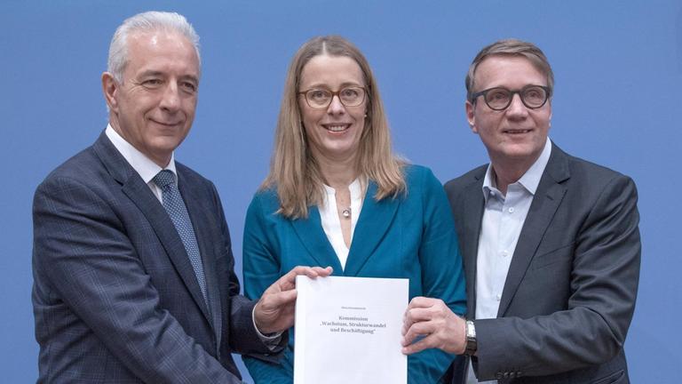 Das Foto zeigt den Vorstand der Kohlekommission, bestehend aus Stanislaw Tillich (l-r, CDU), Barbara Praetorius und Ronald Pofalla.
