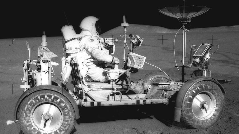 Astronaut David Scott unterwegs im Mondauto Astronaut David Scott unterwegs im Mondauto