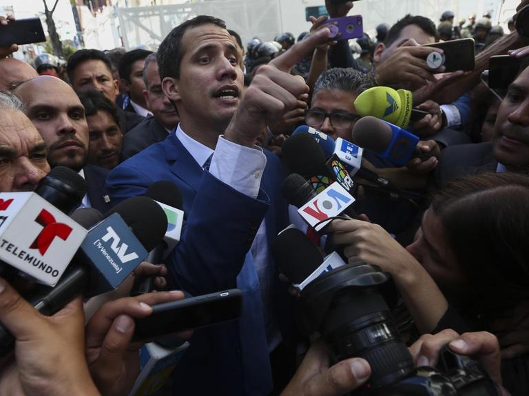 Der venezolanische Politiker Juan Guaido spricht zu Journalisten.