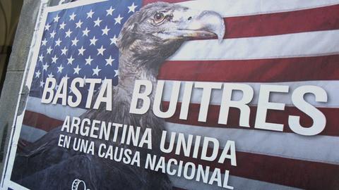 Protestplakat gegen Hedgefonds in Argentinien